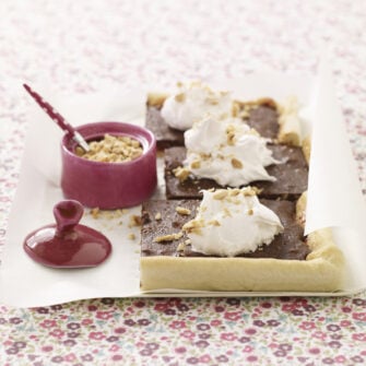 torta con cioccolato, fragole e panna montata