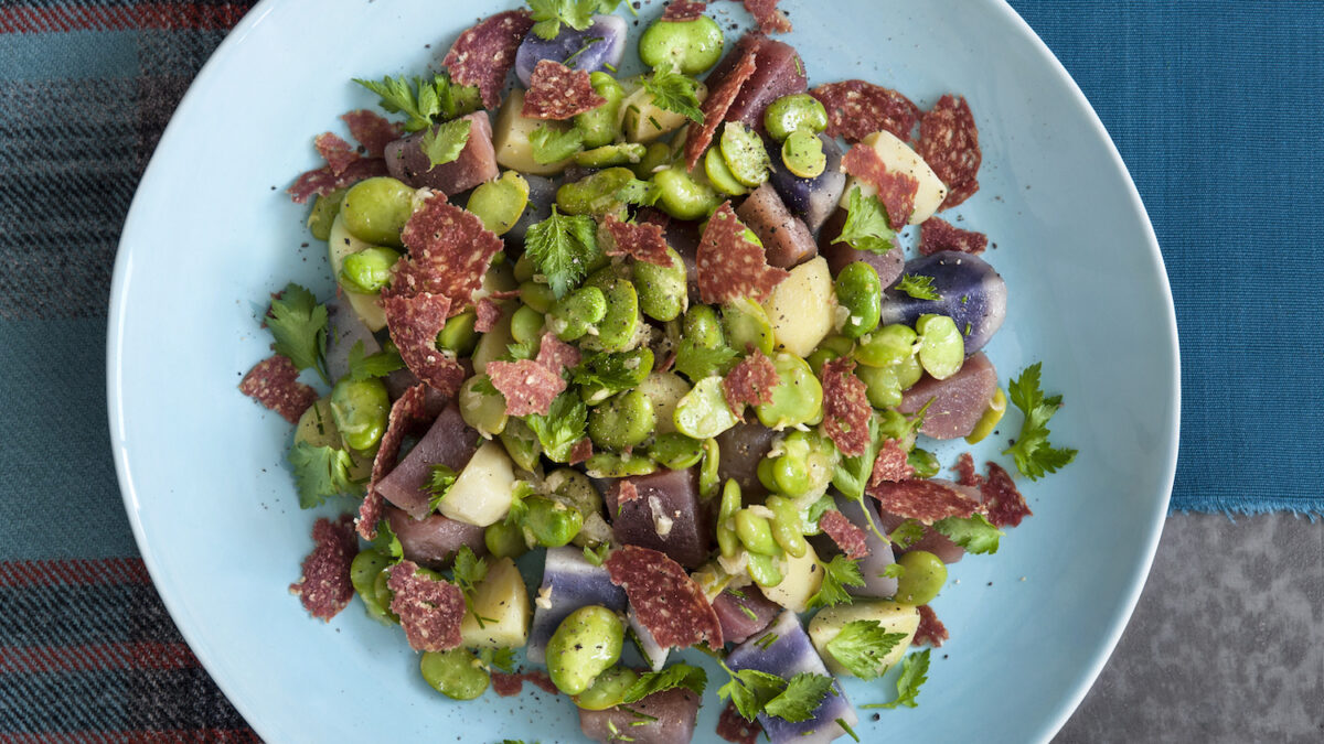 Insalata di fave e patate con salame croccante