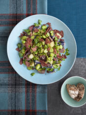 Insalata cotta di fave stufate al vino, patate e salame croccante