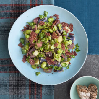 Insalata cotta di fave stufate al vino, patate e salame croccante