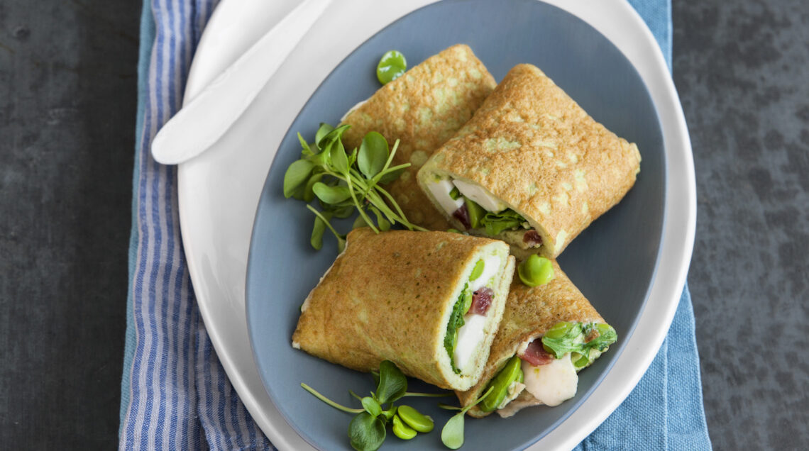 Rotolini di frittata con fave, salame e pecorino