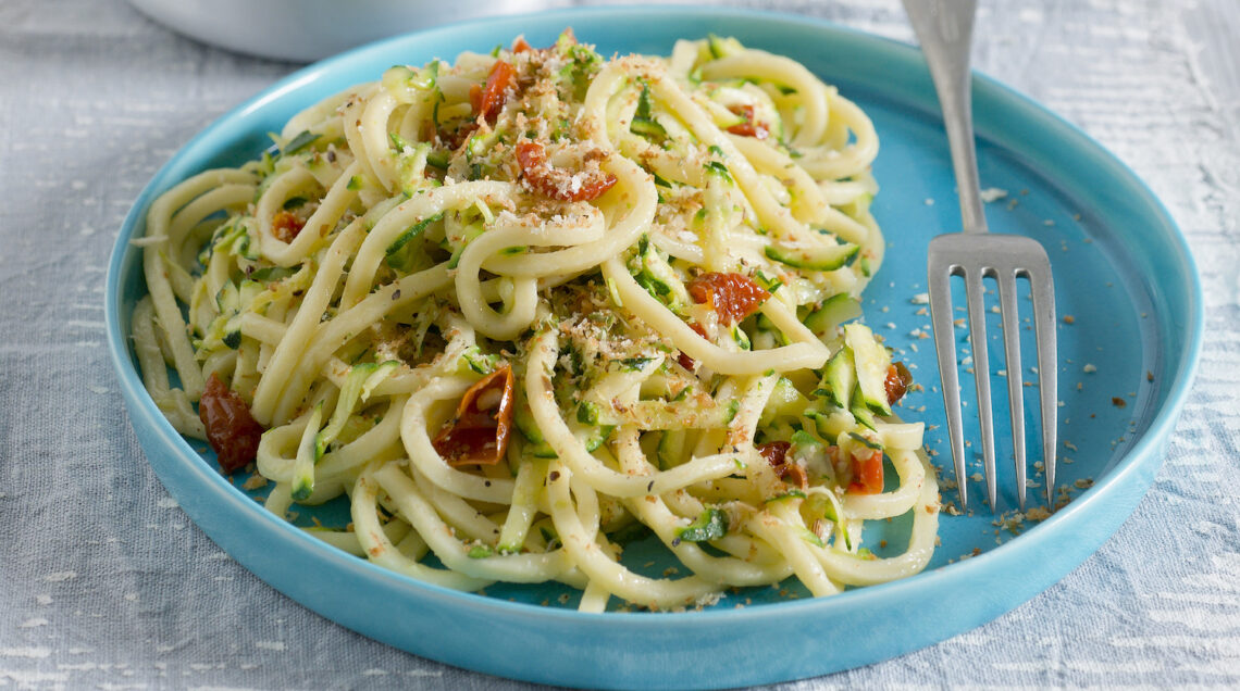 pasta con zucchine, mollica, semi di finocchio, scorza