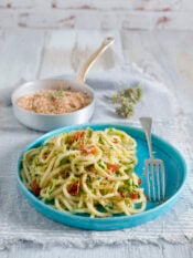 pasta con zucchine, mollica, semi di finocchio, scorza