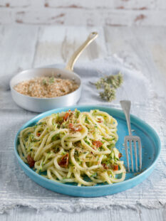 pasta con zucchine, mollica, semi di finocchio, scorza