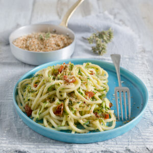 pasta con zucchine, mollica, semi di finocchio, scorza