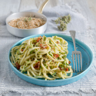 pasta con zucchine, mollica, semi di finocchio, scorza