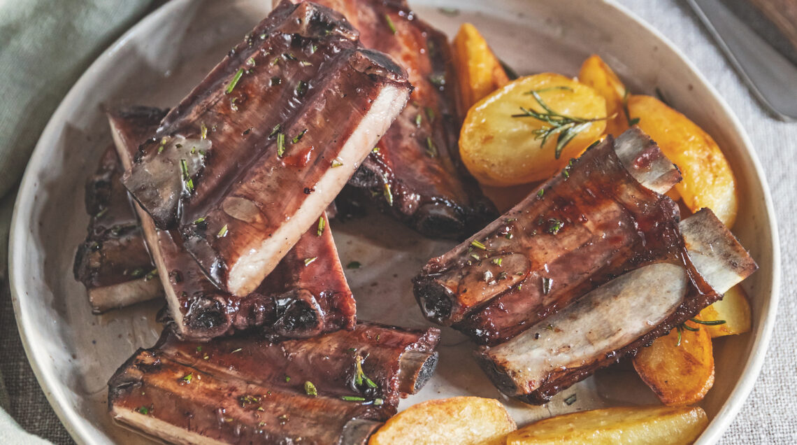 Costine di maiale laccate al miele con patate