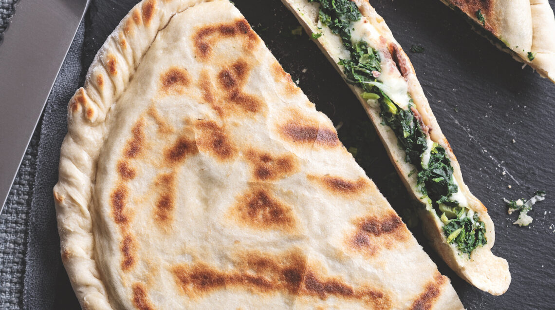 focaccia chiusa ripiena di erbette, provola e acciughe