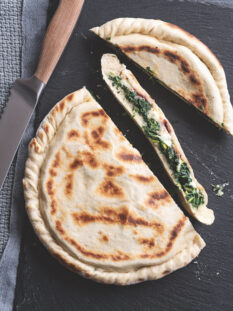 focaccia chiusa ripiena di erbette, provola e acciughe