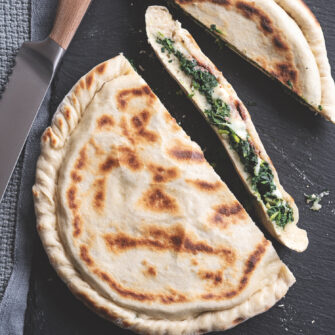 focaccia chiusa ripiena di erbette, provola e acciughe