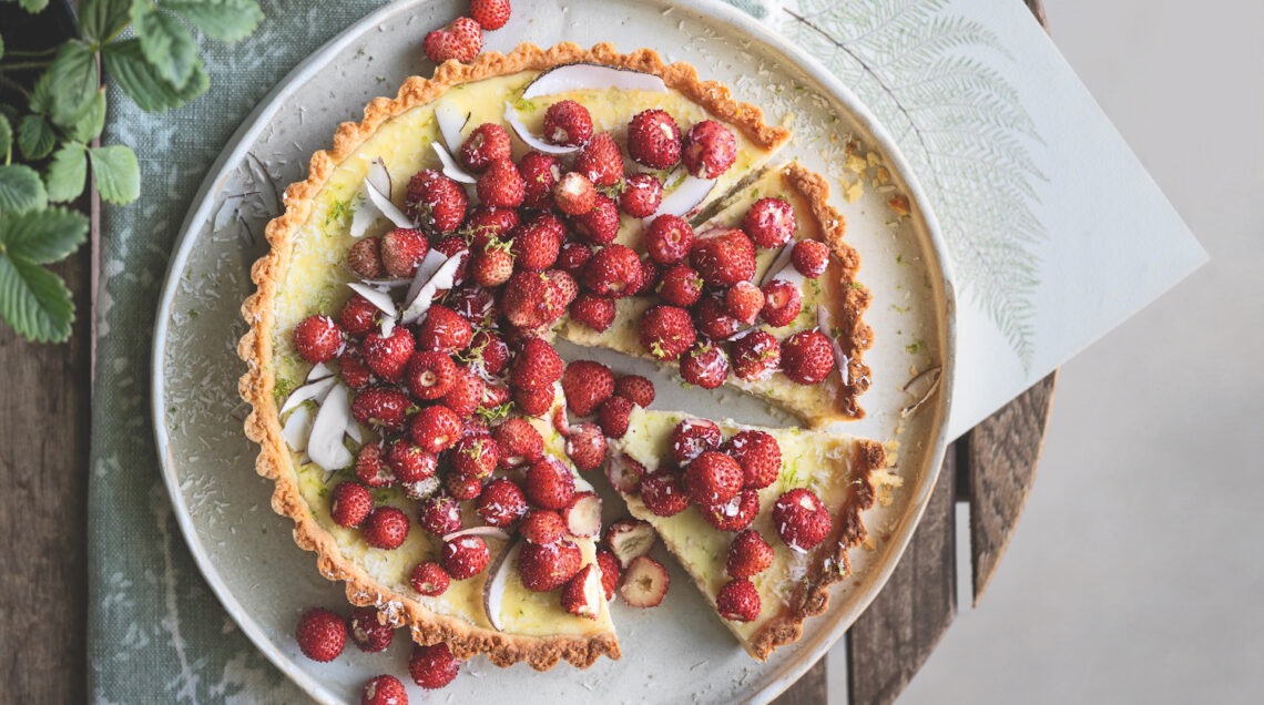 Crostata al cocco, lime e fragoline di bosco