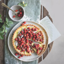 Crostata al cocco, lime e fragoline di bosco