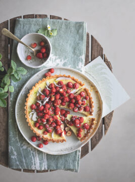 Crostata al cocco, lime e fragoline di bosco