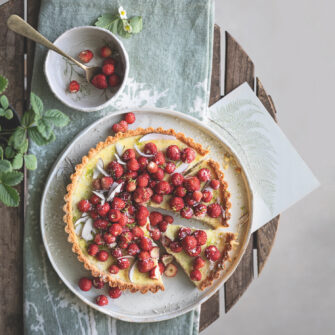 Crostata al cocco, lime e fragoline di bosco