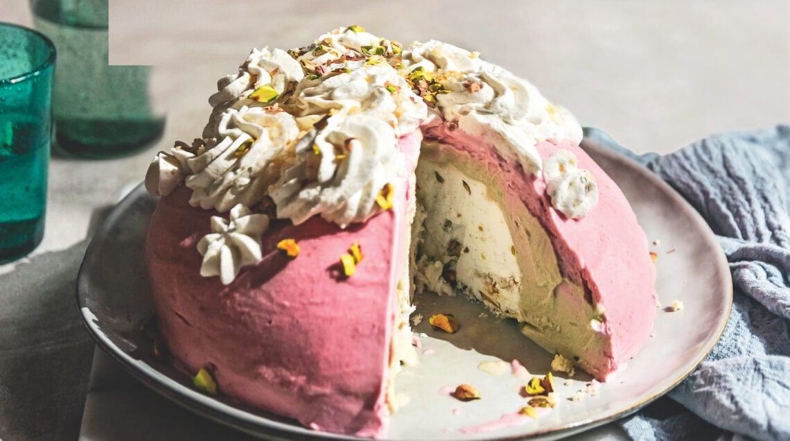 Zuccotto gelato bicolore: il dessert fresco per le cene d’estate