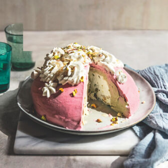 Zuccotto gelato bicolore: il dessert fresco per le cene d’estate