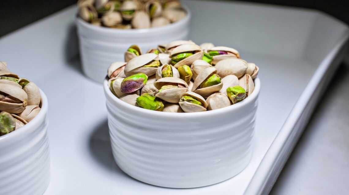 pistacchi dentro ciotoline di ceramica bianca