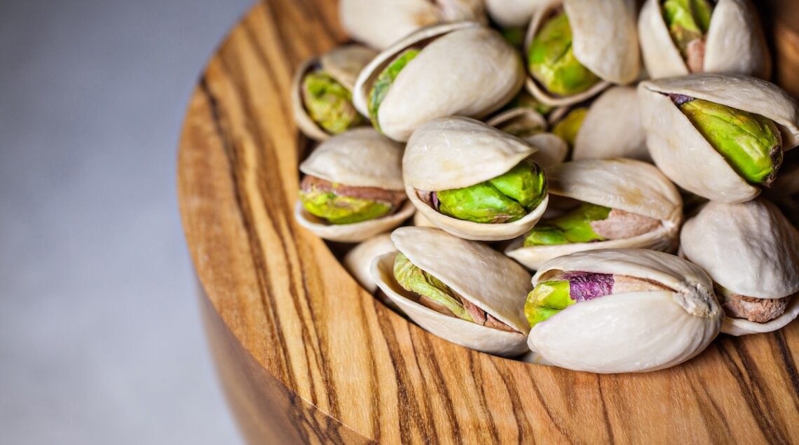 Pistacchi in guscio in una ciotola di legno