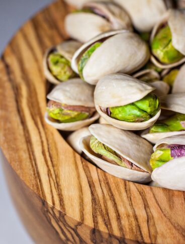 Pistacchi in guscio in una ciotola di legno
