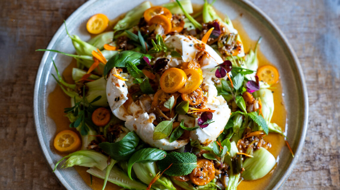 burrata con ortaggi ed erbe aromatiche fresche