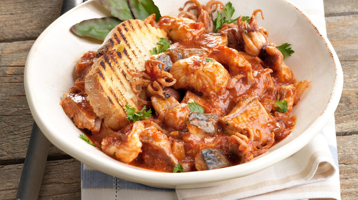 piatto con brodetto di pesce sul tavolo