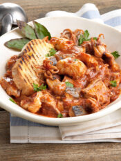 piatto con brodetto di pesce sul tavolo