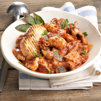 piatto con brodetto di pesce sul tavolo
