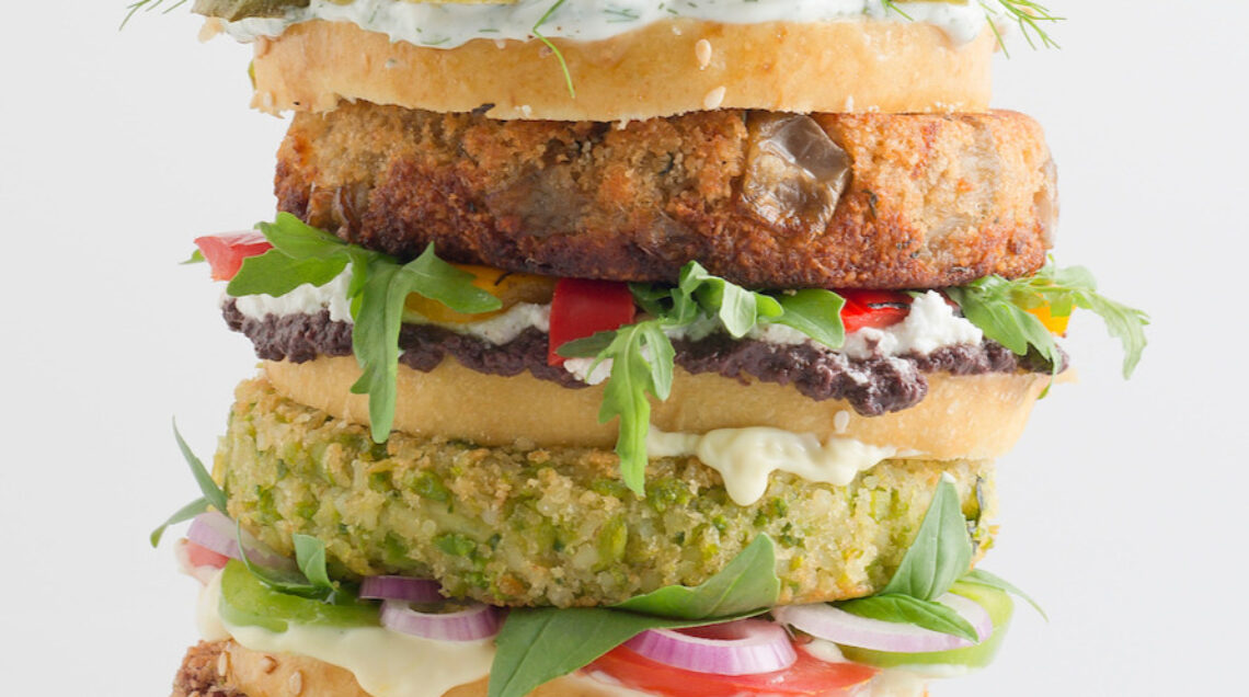 Burger Vegano con lenticchie al curry, formaggio, cous cous e mandorle