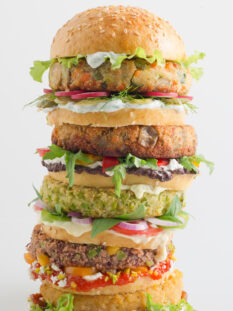Burger Vegano con lenticchie al curry, formaggio, cous cous e mandorle