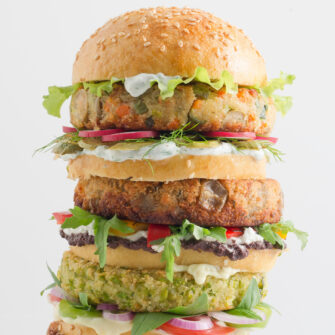 Burger Vegano con lenticchie al curry, formaggio, cous cous e mandorle