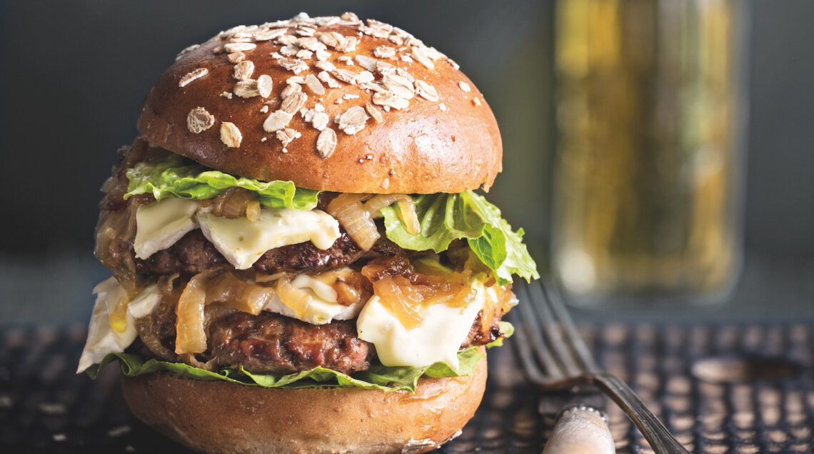 buns ai cereali con carne, formaggio e cipolle caramellate