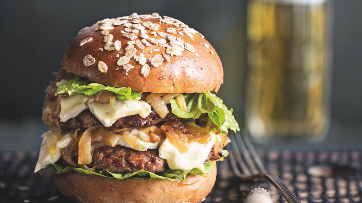 Burger di manzo, con Camembert e cipolle caramellate