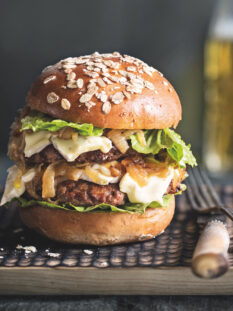 buns ai cereali con carne, formaggio e cipolle caramellate