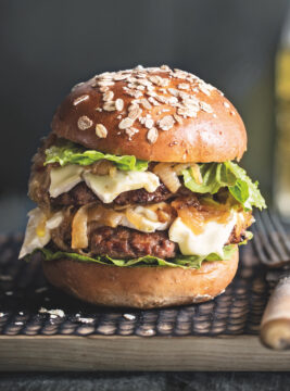 buns ai cereali con carne, formaggio e cipolle caramellate