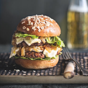 buns ai cereali con carne, formaggio e cipolle caramellate
