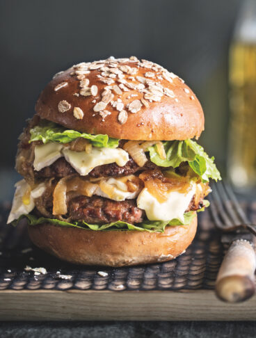 buns ai cereali con carne, formaggio e cipolle caramellate