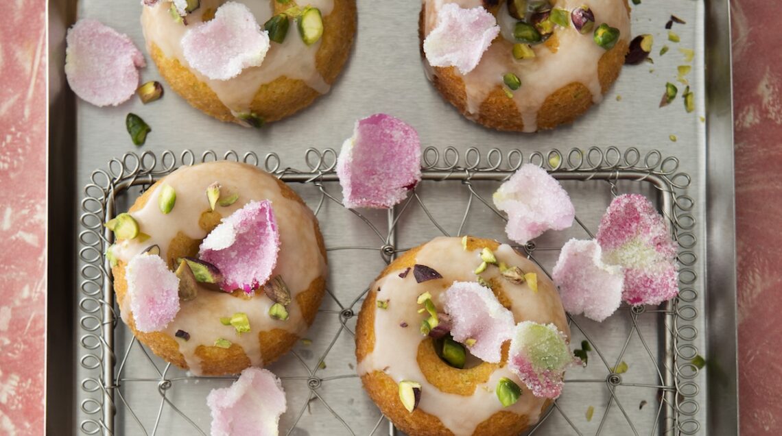 Ciambelle alle rose e pistacchi