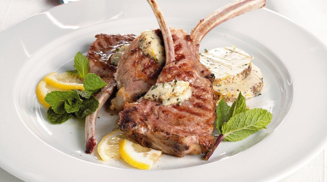 Costolotte di agnello alle erbe con burro d'acciughe
