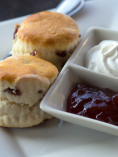 Il tipico Cream Tea britannico, con due scone su un piatto con confettura di fragole e panna montata n due ciotoline