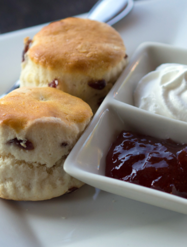 Il tipico Cream Tea britannico, con due scone su un piatto con confettura di fragole e panna montata n due ciotoline