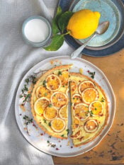 Crostata al timo con robiola e fette di limoni caramellati