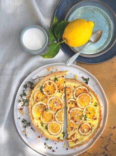 Crostata al timo con robiola e fette di limoni caramellati