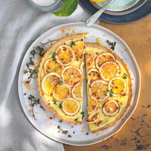 Crostata al timo con robiola e fette di limoni caramellati