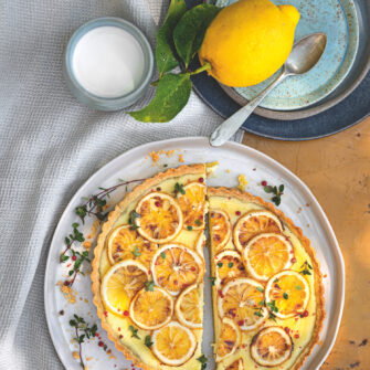 Crostata al timo con robiola e fette di limoni caramellati