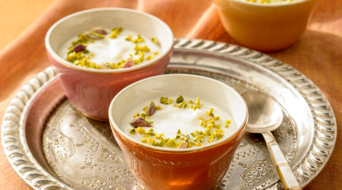 dolce al cucchiaio a base di riso, pistacchi e acqua ai fiori d'arancio