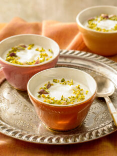 dolce al cucchiaio a base di riso, pistacchi e acqua ai fiori d'arancio