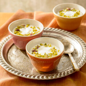 dolce al cucchiaio a base di riso, pistacchi e acqua ai fiori d'arancio