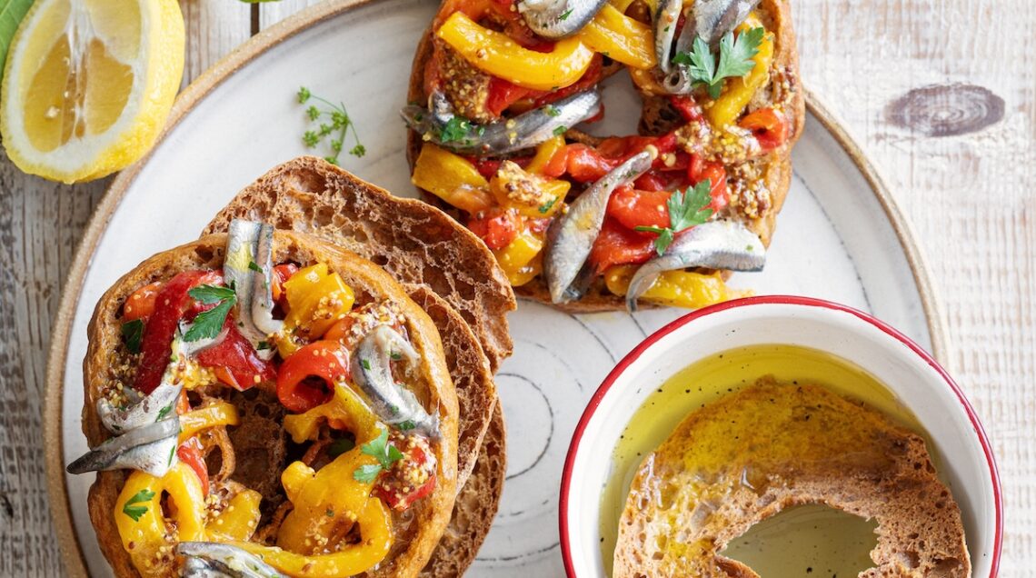 Friselle con fiordilatte, fichi e pomodori arrostiti