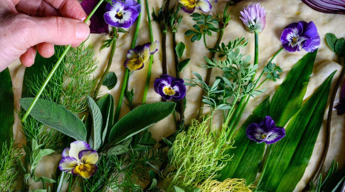 garden focaccia, con verdure, erbe e fiori