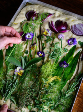 garden focaccia, con verdure, erbe e fiori